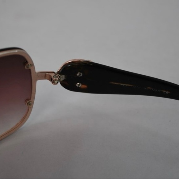 VersaceMOD 2126 1002/13
Gold with Tortoiseshell Arms
Brown gradient - Picture 8 of 9